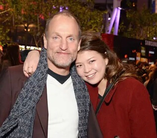 Zoe Giordano Harrelson with her father, Woody Harrelson. 